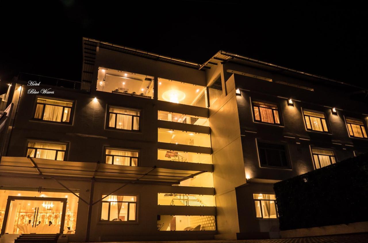 Hotel Blue Waves Jangli Ghāt Dış mekan fotoğraf